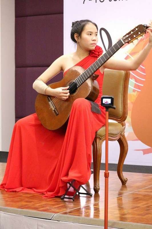 Cô gái Việt 16 tuổi giành giải Nhất Liên hoan guitar quốc tế châu Á - 2 Thanh Thảo tự tin trình diễn.
