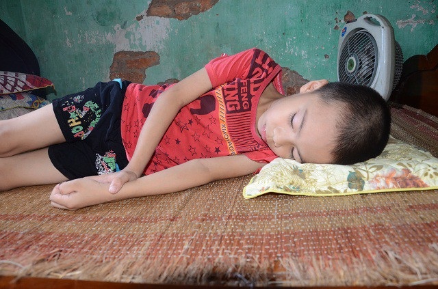 Chồng chết vì ung thư gan, mẹ lại đổ quỵ khi con mắc bệnh hiểm nghèo - 1 Bé Đặng Đình Phương (7 tuổi), mắc bệnh thiểu năng tuần hoàn não.