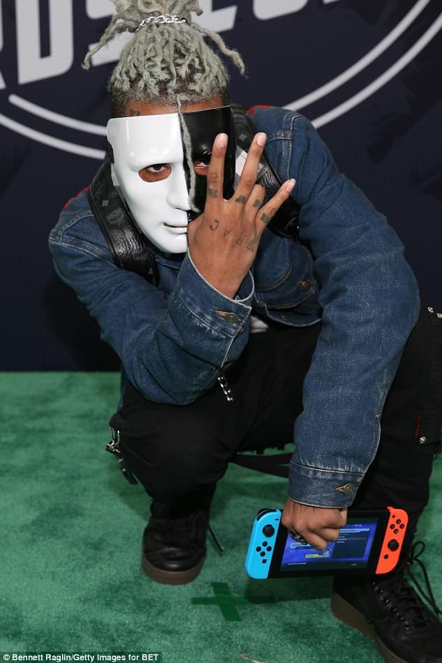 Rapper 20 tuổi bị bắn chết - 3
XXXTentacion được đưa tới bệnh viện trong tình trạng hôn mê và sau đó qua đời ở tuổi 20