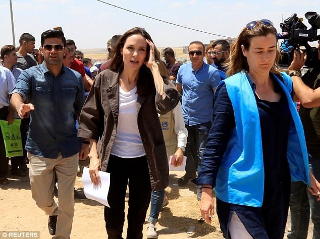 Brad Pitt hạnh phúc khi được gặp con trong ngày của Cha - 3
Angelina Jolie đang đi Iraq trong vai trò đại sứ của LHQ và trong dịp này, Brad Pitt tranh thủ gặp con tại London