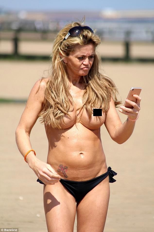 
Cô không hề quan tâm tới sự tồn tại của đám thợ săn ảnh
