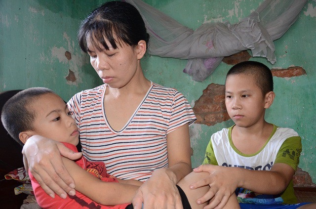 Chồng chết vì ung thư gan, mẹ lại đổ quỵ khi con mắc bệnh hiểm nghèo - 5 Hơn 3 năm trời vay mượn khắp nơi chạy chữa cho chồng, khiến chị kiệt quệ.