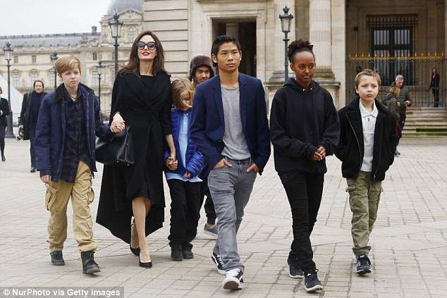 Brad Pitt hạnh phúc khi được gặp con trong ngày của Cha - 4
Angie sống cùng các con trong thời gian qua,sau khi ly dị. Minh tinh 43 tuổi ở gần nhà chồng cũ nhưng Brad Pitt hiếm khi được gặp con, điều này khiến nam tài tử rất đau khổ