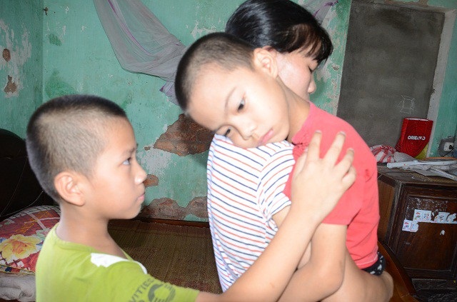 Chồng chết vì ung thư gan, mẹ lại đổ quỵ khi con mắc bệnh hiểm nghèo - 7 Chồng chết để lại khoản nợ khổng lồ, lại thêm đứa con trai út đau ốm phải thường xuyên đến viện. Khiến cho người phụ nữ thuần nông này lâm vào bước đường cùng.