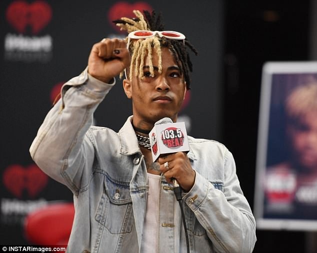 Rapper 20 tuổi bị bắn chết - 5
Hai kẻ bị tình nghi dính líu tới vụ án được cho là nam giới, mặc áo hoodies và lái một chiếc Dodge Journey màu đen