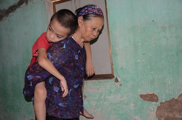 Chồng chết vì ung thư gan, mẹ lại đổ quỵ khi con mắc bệnh hiểm nghèo - 8 Bà nội dù thương cháu vô cùng, cũng chẳng biết phải làm sao!?