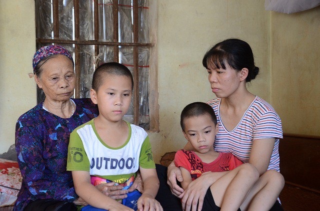 Chồng chết vì ung thư gan, mẹ lại đổ quỵ khi con mắc bệnh hiểm nghèo - 9 Không biết gia đình khốn khó này sẽ đi đâu, về đâu!?