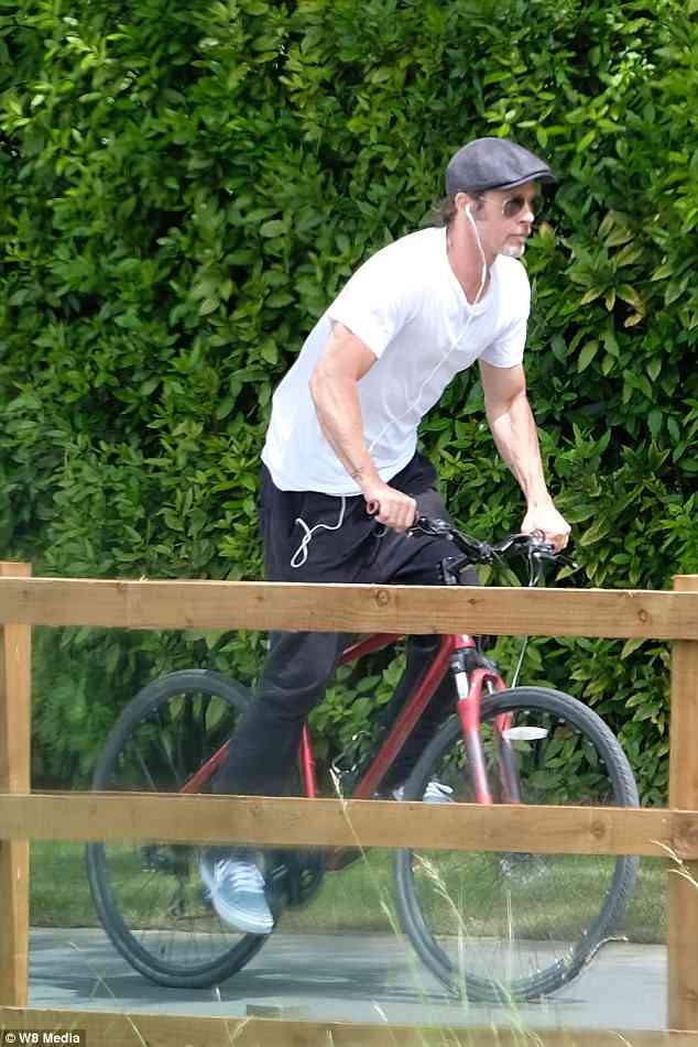 Brad Pitt hạnh phúc khi được gặp con trong ngày của Cha - 7
Nam tài tử nổi tiếng đã tranh thủ thời gian gặp gỡ các con của mình trong 4 ngày.