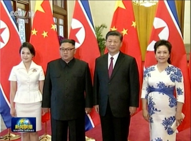 Tiết lộ nội dung hội đàm lần 3 giữa lãnh đạo Trung - Triều - 2
Phu nhân của ông Kim Jong-un cũng tháp tùng chồng tới Bắc Kinh lần này (Ảnh chụp màn hình CCTV/AP)