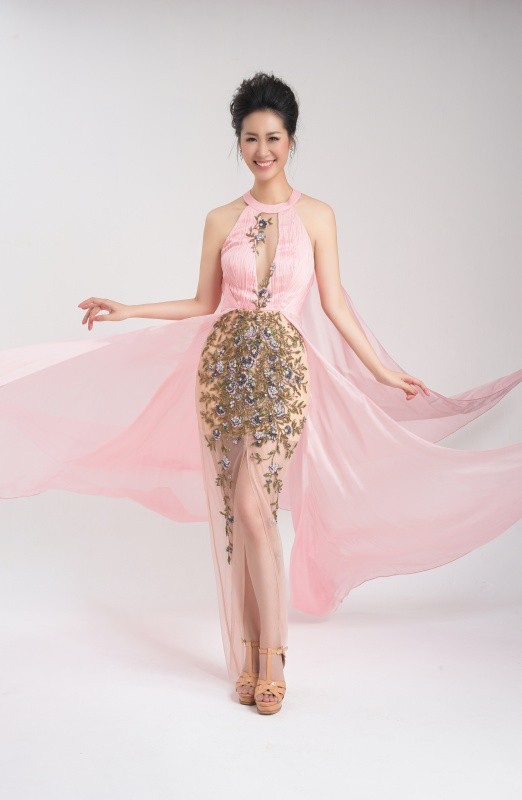 Thi nhan sắc quốc tế ở tuổi 35, Hoa hậu Dương Thùy Linh lộ gia thế “khủng” - 5 Sau khi nhận lời của tổ chức Mrs Worldwide, Dương Thùy Linh chỉ có thời gian ngắn để xin giấy phép của Cục Nghệ thuật Biểu diễn, đồng thời chuẩn bị về trang phục và các phần thi phụ. Ngoài ra, cô còn mang theo cả êkíp make-up, làm tóc sang Singapore và Malaysia để lo hình ảnh trong suốt hành trình cuộc thi.