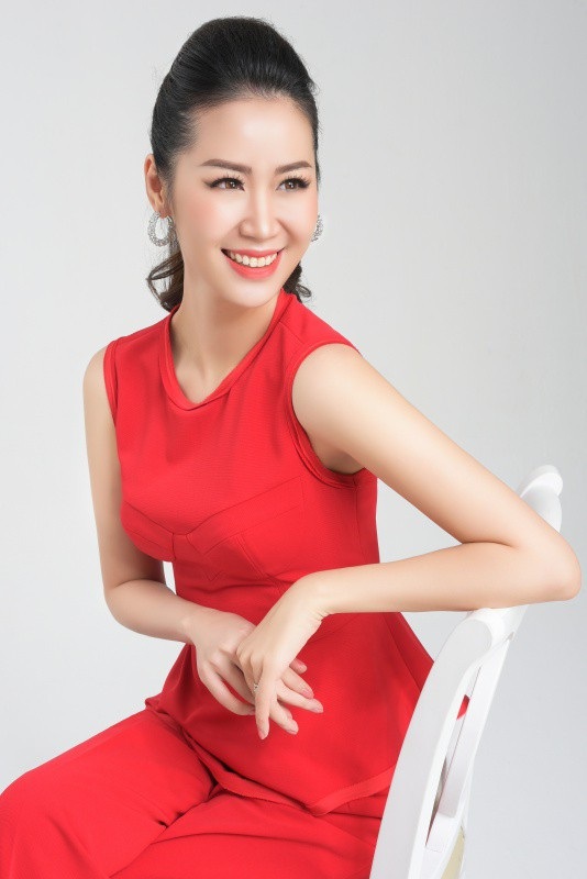 Thi nhan sắc quốc tế ở tuổi 35, Hoa hậu Dương Thùy Linh lộ gia thế “khủng” - 8 Khi hỏi điều tự tin nhất về bản thân trong cuộc thi Mrs Worldwide 2018, Dương Thùy Linh cho biết, điểm mạnh của cô chính là trình độ học vấn, sự hiểu biết xã hội rộng ở nhiều lĩnh vực khác nhau. Từ nhỏ cô đã sinh sống, học tập ở nước ngoài nên thành thạo về tiếng Anh, có kỹ năng giao tiếp, thuyết trình tốt. Cô có nhiều năm kinh nghiệm làm MC truyền hình và hoạt động showbiz đã hơn 10 năm nên biết cách để mình luôn tỏa sáng trước đám đông.