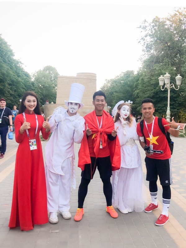 Hot girl Ngọc Nữ diện áo dài đỏ, đi 21 tiếng đến cổ vũ đội tuyển Anh - 6
Chuyến tàu không điện, không đồ ăn, không sóng điện thoại... là trải nghiệm khó quên của Nữ tại nước Nga.
