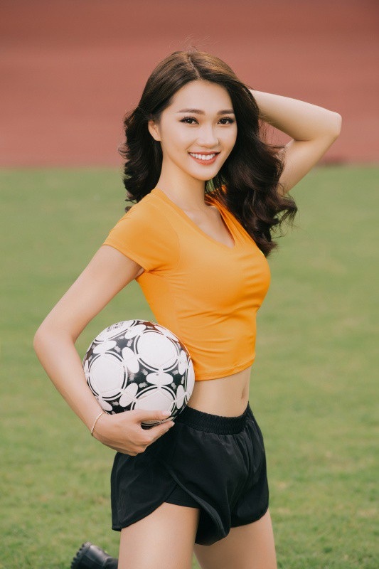Hot girl Ngọc Nữ diện áo dài đỏ, đi 21 tiếng đến cổ vũ đội tuyển Anh - 13 Hot girl Ngọc Nữ diện áo dài đỏ, đi 21 tiếng đến cổ vũ đội tuyển Anh - 13