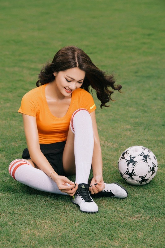 Hot girl Ngọc Nữ diện áo dài đỏ, đi 21 tiếng đến cổ vũ đội tuyển Anh - 14 Hot girl Ngọc Nữ diện áo dài đỏ, đi 21 tiếng đến cổ vũ đội tuyển Anh - 14
