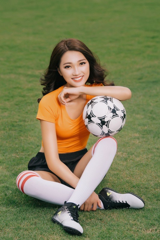 Hot girl Ngọc Nữ diện áo dài đỏ, đi 21 tiếng đến cổ vũ đội tuyển Anh - 7
Ngọc Nữ cũng chia sẻ với độc giả Dân trí bộ ảnh năng động, trẻ trung cô chụp tại Việt Nam trước khi lên đường sang Nga.