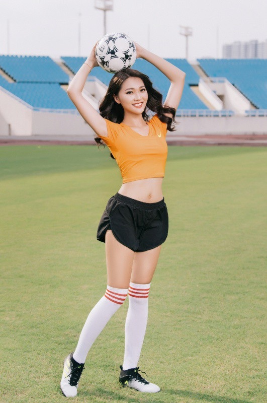 Hot girl Ngọc Nữ diện áo dài đỏ, đi 21 tiếng đến cổ vũ đội tuyển Anh - 11 Hot girl Ngọc Nữ diện áo dài đỏ, đi 21 tiếng đến cổ vũ đội tuyển Anh - 11