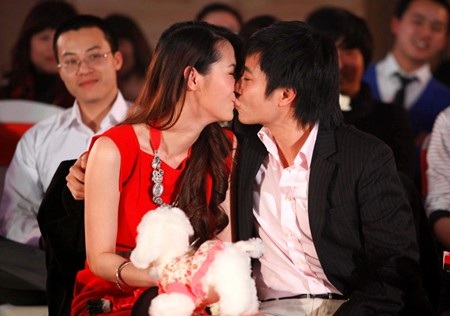 Thi nhan sắc quốc tế ở tuổi 35, Hoa hậu Dương Thùy Linh lộ gia thế “khủng” - 12 Năm 2010, cô lên xe hoa với doanh nhân Nguyễn Việt Thắng và hiện tại có một cậu con trai 7 tuổi. Không chỉ có cuộc hôn nhân hạnh phúc, Dương Thùy Linh cũng là một MC song ngữ đắt show tại miền Bắc. Cô cũng là đại sứ của nhiều chương trình cộng đồng như Giờ trái đất, Từ thiện xanh… Ngoài hoạt động showbiz, cô còn là bà chủ của một nhà hàng lớn tại Hà Nội, đồng thời cũng hỗ trợ chồng làm kinh doanh.