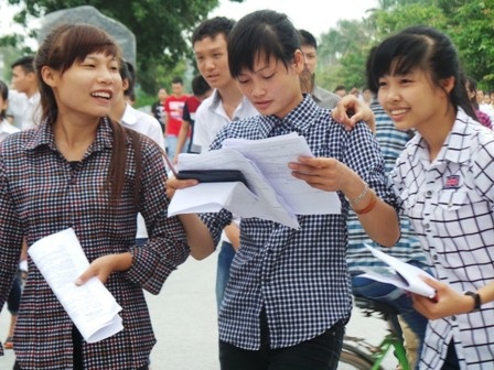 Thí sinh không được xét tốt nghiệp nếu không dự đủ số bài thi tổ hợp - 1
Thí sinh được đăng ký chọn dự thi cả 2 bài thi tổ hợp, điểm bài thi tổ hợp nào cao hơn sẽ được chọn để tính điểm xét công nhận tốt nghiệp THPT.