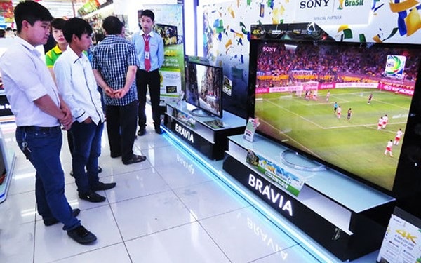 Các dòng TV màn hình lớn trong phân khúc từ 9 - 15 triệu đồng được khách hàng đặc biệt quan tâm.