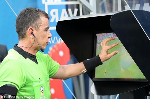 Giới trọng tài Việt Nam nói gì về công nghệ VAR tại World Cup 2018? - 2 Tham khảo hay không tham khảo VAR là quyền của trọng tài chính