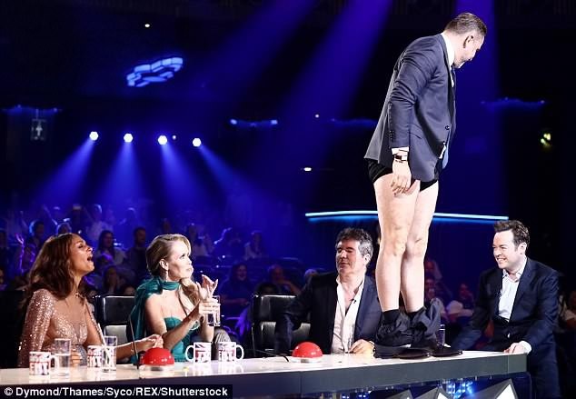 Choáng với chiêu trò hài hước của giám khảo "Britain's Got Talent" - 2 Pha hài hước của giám khảo Britains Got Talent mới đây
