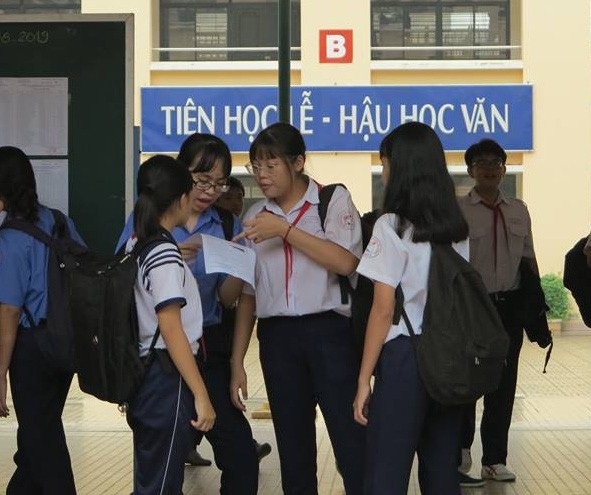 Đề Văn lớp 10 TPHCM: Thú vị nhưng “có bẫy”! - 2 Học sinh tại TPHCM sau giờ thi môn Văn sáng nay