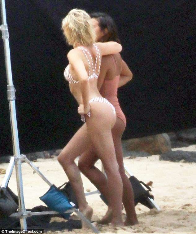 Tình cũ Justin Bieber khoe dáng với bikini - 3
Người mẫu trẻ và tạo dáng tự tin cùng đồng nghiệp