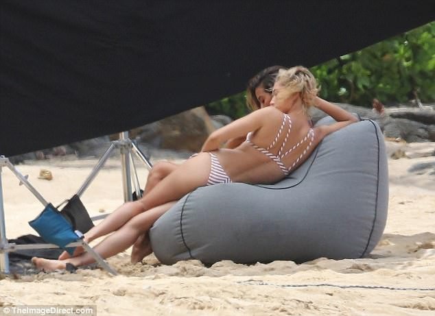 Tình cũ Justin Bieber khoe dáng với bikini - 10
Hailey Baldwin cũng đang được mời thử sức trong lĩnh vực dẫn chương trình.