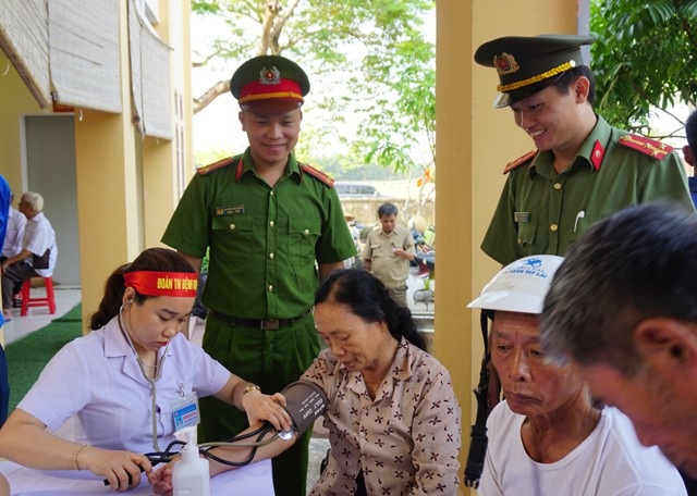 Khởi động Chiến dịch thanh niên tình nguyện Hè 2018 trên miền đất xứ Nghệ - 4 Khám và cấp phát thuốc miễn phí cho 400 người dân xã Kim Liên