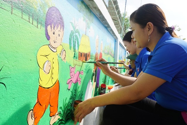 Khởi động Chiến dịch thanh niên tình nguyện Hè 2018 trên miền đất xứ Nghệ - 5 Thực hiện con đường bích họa tại Trường mầm non Làng Sen