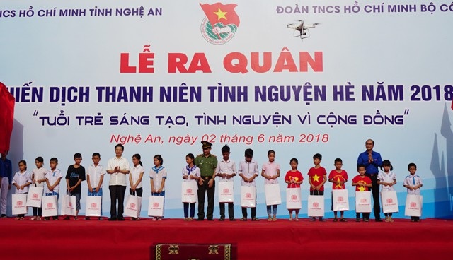 Khởi động Chiến dịch thanh niên tình nguyện Hè 2018 trên miền đất xứ Nghệ - 6 Trao học bổng cho 20 học sinh nghèo học giỏi