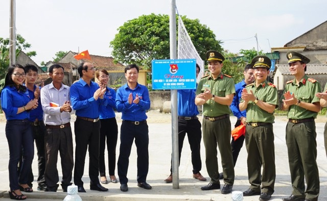 Khởi động Chiến dịch thanh niên tình nguyện Hè 2018 trên miền đất xứ Nghệ - 7 Các đại biểu khánh thành và bàn giao 2 công trình vui chơi cho thanh niên
