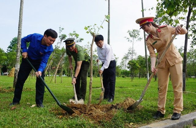 Khởi động Chiến dịch thanh niên tình nguyện Hè 2018 trên miền đất xứ Nghệ - 2 Trồng cây trong khuôn viên Khu di tích Kim Liên