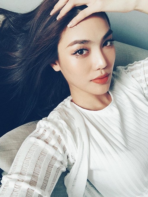 Hà Anh khoe ảnh nuy thời còn con gái; Anh Thư khoe ảnh đi thi hoa hậu cách 18 năm - 7 Siêu mẫu Lan Khuê đăng ảnh xinh đẹp kèm lời thả thính: Chờ người nơi ấy. Người tới mau đi.