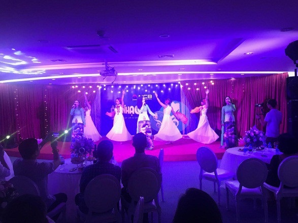 Sâu lắng với đêm nhạc “Góc phố nơi anh hẹn” của Ngân hàng NCB - 5 Sâu lắng với đêm nhạc “Góc phố nơi anh hẹn” của Ngân hàng NCB - 5