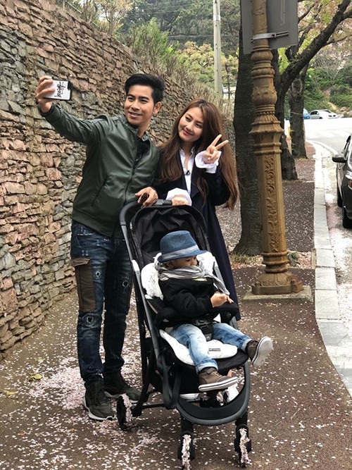 Hà Anh khoe ảnh nuy thời còn con gái; Anh Thư khoe ảnh đi thi hoa hậu cách 18 năm - 10 Vợ chồng Ngọc Lan - Thanh Bình và con trai đang có chuyến du lịch vui vẻ, ấm áp tại Busan (Hàn Quốc).