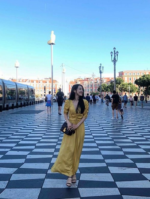 Hà Anh khoe ảnh nuy thời còn con gái; Anh Thư khoe ảnh đi thi hoa hậu cách 18 năm - 11 Nhã Phương rất vui vẻ khi sải bước tung tăng dưới nền trời xanh ngắt ở Nga.