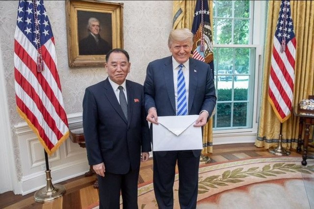 Ông Trump tiếp "trùm" tình báo Triều Tiên tại Nhà Trắng - 4 Ông Kim Yong-chol có chuyến đi hiếm hoi tới Nhà Trắng để chuyển bức thư “hồi âm” của nhà lãnh đạo Kim Jong-un gửi Tổng thống Donald Trump. (Ảnh: White House)