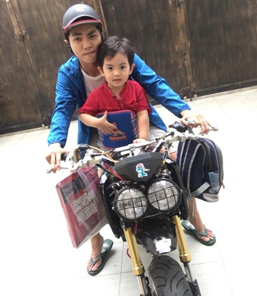 Hà Anh khoe ảnh nuy thời còn con gái; Anh Thư khoe ảnh đi thi hoa hậu cách 18 năm - 12 Kubi thích thú khi được ba chở bằng siêu xe. Cậu bé rất thích và còn đề nghị: Đi xe bùm bùm này vui quá trời luôn, mai ba đi xe này đón con nữa nha.