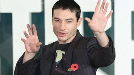 Khi các sao “bự” có “tiếng” mà chẳng có “miếng” - 1 Ezra Miller đã nhận được rất nhiều sự chú ý khi tham gia vào tác phẩm bom tấn “Justice league” với vai diễn Flash phiên bản điện ảnh. Ngoài ra, nam diễn viên trẻ còn tham gia vào bộ phim ăn khách “Fantastic beasts”. Tuy nhiên, Ezra Miller cũng chỉ mới kiếm được 500.000 đô la Mỹ, thua xa “Flash phiên bản truyền hình” Grant Gustin với hơn 2 triệu đô la Mỹ.