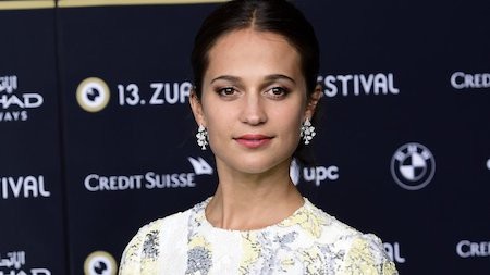 Khi các sao “bự” có “tiếng” mà chẳng có “miếng” - 3 Alicia Vikander quả thực đã “chiếm sóng” tại Hollywood sau tuyệt phẩm khoa học viễn tưởng “Ex Machina” và sau đó là dự án tái khởi động “Tomb raider”. Tuy nhiên, Alicia Vikander lại chỉ kiếm được khoảng 4 triệu đô la Mỹ, một con số quá ít ỏi nếu so với người tiền nhiệm Angelina Jolie với hơn 160 triệu đô la Mỹ.