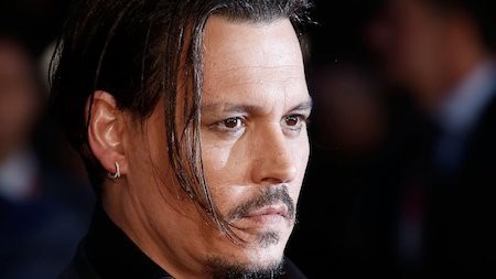 Khi các sao “bự” có “tiếng” mà chẳng có “miếng” - 6 Johnny Depp luôn là một tên tuổi hạng A tại Hollywood nên chẳng mấy ai ngạc nhiên khi gia tài ước tính của nam tài tử này lên tới 200 triệu đô la Mỹ. Tuy nhiên, hồi năm 2017, Johnny Depp đã kiện công ty quản lý cũ do tự ý huy động 28 triệu đô la Mỹ mà không được sự cho phép của “chàng cướp biển”. Kết quả, Johnny Depp còn bị kiện ngược lại đòi 4,2 triệu đô la Mỹ và bị phanh phui thói quen chi tiêu mất kiểm soát. Cộng thêm vụ bồi thường ly dị với vợ cũ Amber Heard, Johnny Depp từ một ngôi sao giàu có đã dần xuống dốc không phanh.