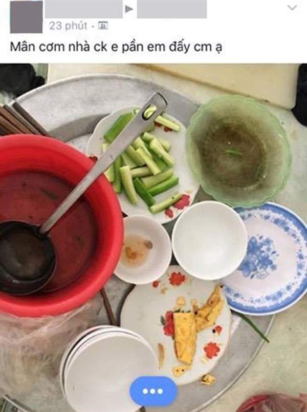 Ru con ngủ xong, mẹ trẻ nhìn mâm cơm thừa chỉ còn cơm cháy và vài cọng rau mà uất nghẹn - 2 Mâm cơm được để phần chỉ còn ít trứng rán. Ảnh chụp màn hình