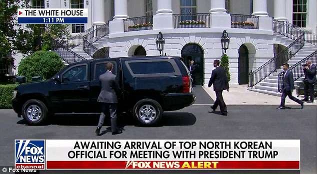 Ông Trump tiếp "trùm" tình báo Triều Tiên tại Nhà Trắng - 1
Phái đoàn Triều Tiên do Phó Chủ tịch Ủy ban Trung ương Đảng Lao động Triều Tiên Kim Yong-chol dẫn đầu ngày 1/6 đã có chuyến đi tới Nhà Trắng ở Washington sau khi kết thúc 2 ngày hội đàm với Ngoại trưởng Mỹ Mike Pompeo tại New York. (Ảnh: Fox)