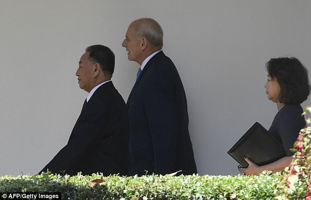 Ông Trump tiếp "trùm" tình báo Triều Tiên tại Nhà Trắng - 3
Chánh Văn phòng Nhà Trắng John Kelly đưa ông Kim Yong-chol tới Phòng Bầu Dục. Ông Kim Yong-chol là quan chức cấp cao nhất của chính quyền Triều Tiên đặt chân tới Nhà Trắng sau 18 năm. (Ảnh: AFP)