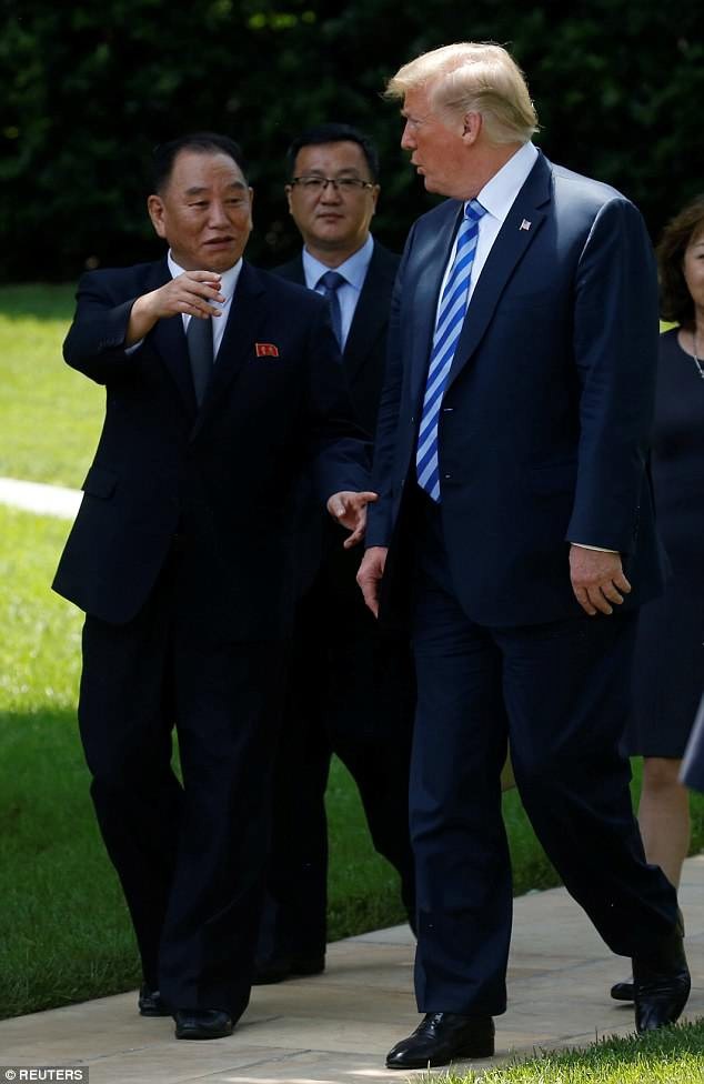 Ông Trump tiếp "trùm" tình báo Triều Tiên tại Nhà Trắng - 7 Tổng thống Trump cho biết đã có cuộc gặp “tốt đẹp” với ông Kim Yong-chol tại Phòng Bầu Dục. Cuộc gặp diễn ra chưa đầy 2 tuần trước thượng đỉnh Mỹ - Triều vào ngày 12/6. (Ảnh: Reuters)