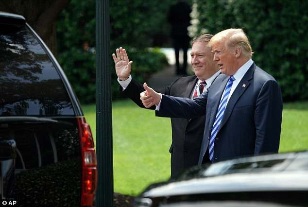 Ông Trump tiếp "trùm" tình báo Triều Tiên tại Nhà Trắng - 13 Tổng thống Trump và Ngoại trưởng Mike Pompeo vẫy tay chào ông Kim Yong-chol khi xe chuyển bánh. (Ảnh: AP)