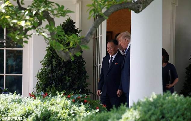 Ông Trump tiếp "trùm" tình báo Triều Tiên tại Nhà Trắng - 5 Cuộc hội đàm giữa ông Kim Yong-chol và Tổng thống Trump tại Phòng Bầu Dục kéo dài 90 phút. Sau cuộc họp, nhà lãnh đạo Mỹ và quan chức cấp cao Triều Tiên đã trò chuyện cùng nhau khi đi bộ trong khuôn viên Nhà Trắng. (Ảnh: Reuters)