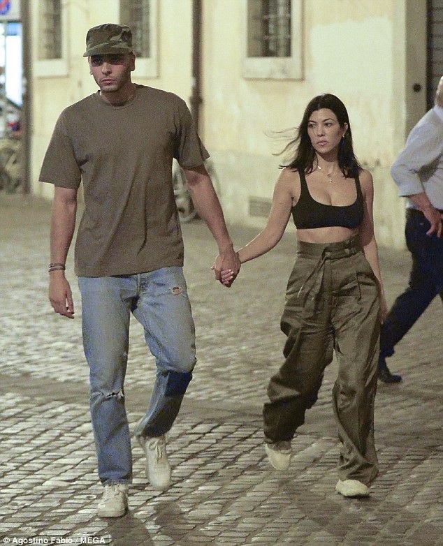 
Kourtney Kardashian sải bước trên đường phố Rome cùng bạn trai kém 14 tuổi Younes Bendjima
