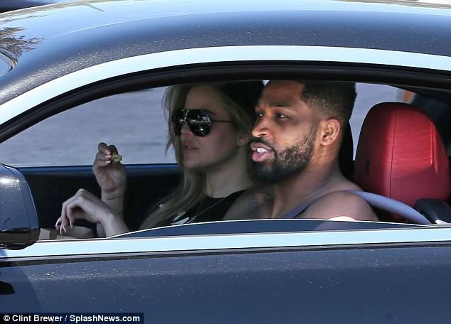 Khloe Kardashian tái xuất bên bạn trai bội bạc - 1
Khloe Kardashian ra phố mua đồ ăn nhanh cùng bạn trai Tristan Thompson ngày 19/6 vừa qua